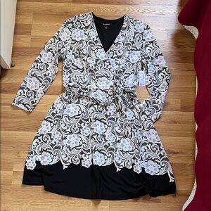 Roz & Ali Black and White Long Sleeve Dress